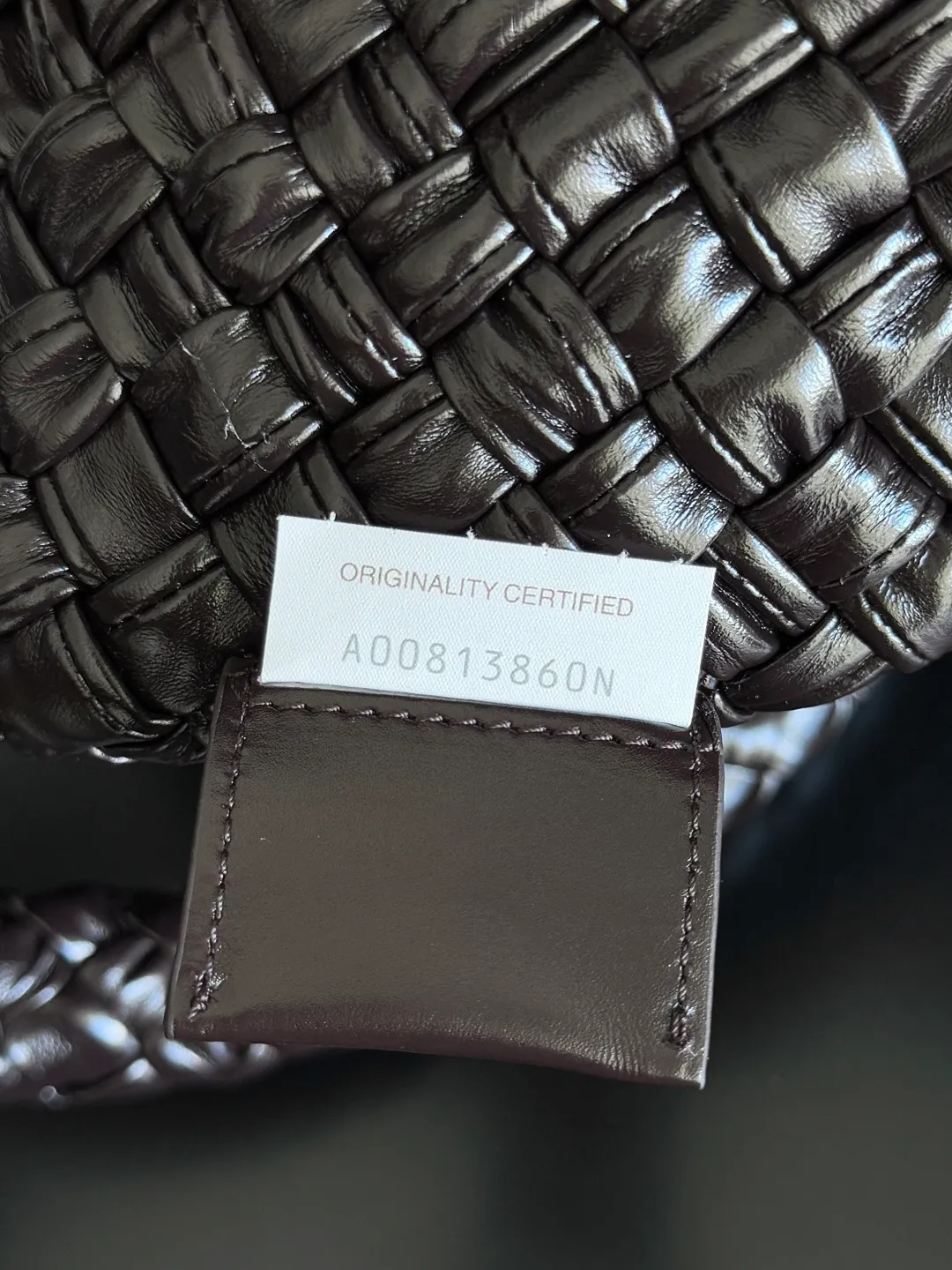 Batch 5760 BOTTEGA VENETA new product large Tosca Baci Baci means Kiss in Italian. Different from the previous Tosca style, this time the entire handbag presents a triangular shape design, and the handle is also designed with a single handle. The delicateness of each stitch of the craftsman's weaving, and the warmth of the handwork are like freshly baked bread! This is a bag that only experienced craftsmen can weave. The lightweight material and large capacity make it easy to carry whether you are an office worker or a student party😍Not only that, this bag is full of fashion, making you the center of attention whether it is a daily outing or an important occasion👀 Style number: 765373 Size: 46*34.5*13.5cm